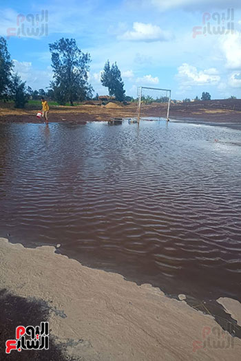 غرق الملعب بالمياه