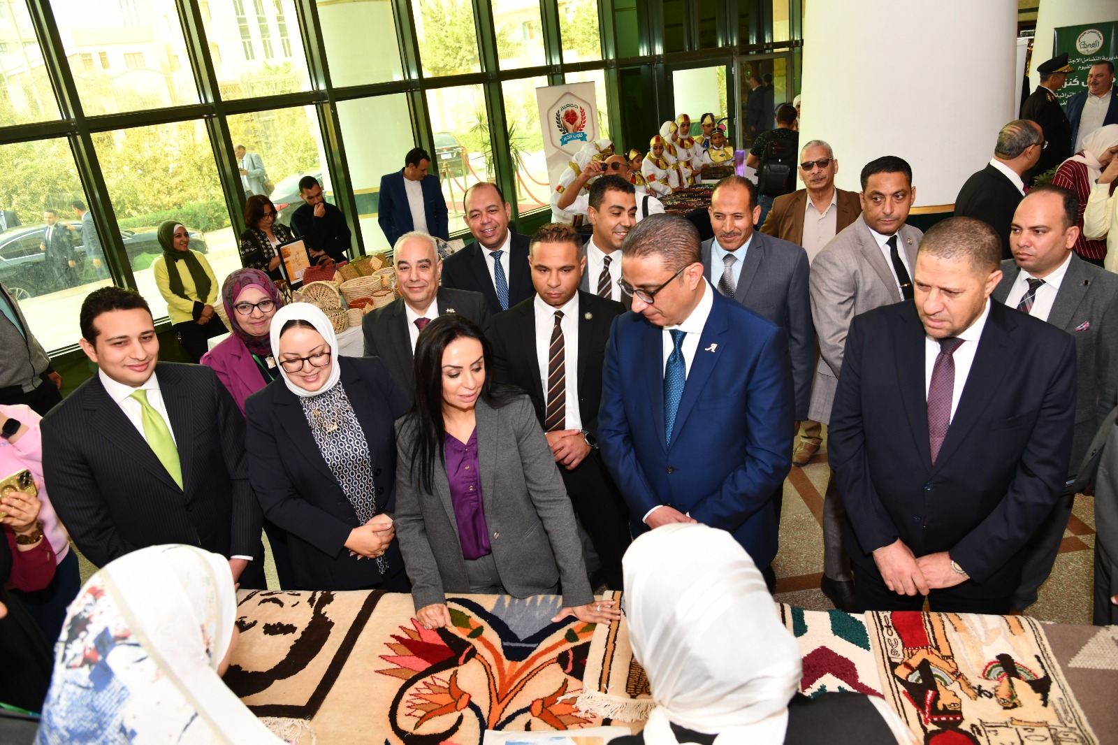 وزيرة التضامن ومحافظ الفيوم يتفقدان المعرض وزيرة التضامن ومحافظ الفيوم يتفقدان المعرض