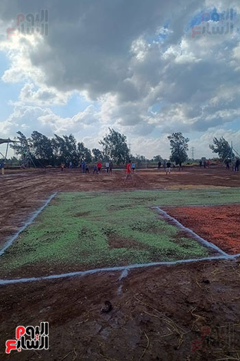 تعاوزن الشباب لتحويل الملعب للوحة فنية