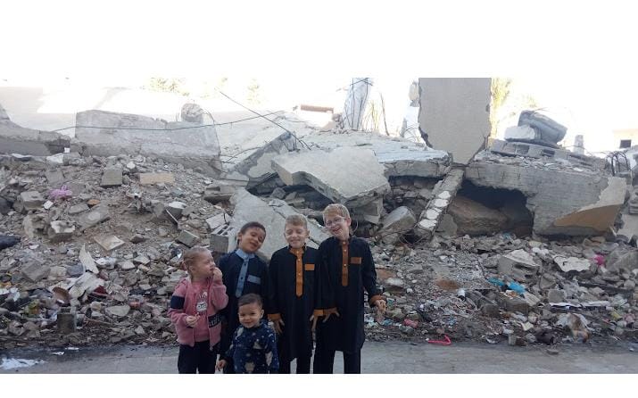 يزن مع أطفال غزة