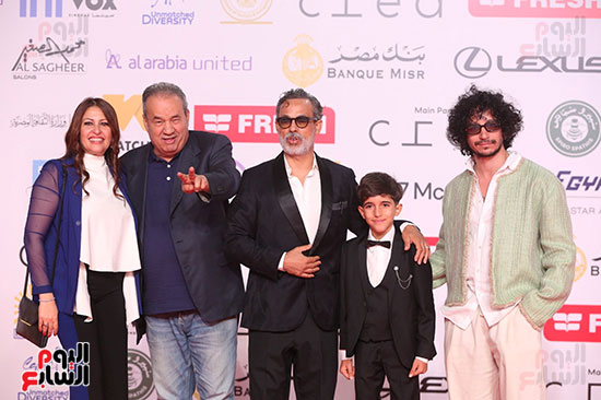 صورة أخري تجمع صناع الفيلم صورة أخري تجمع صناع الفيلم