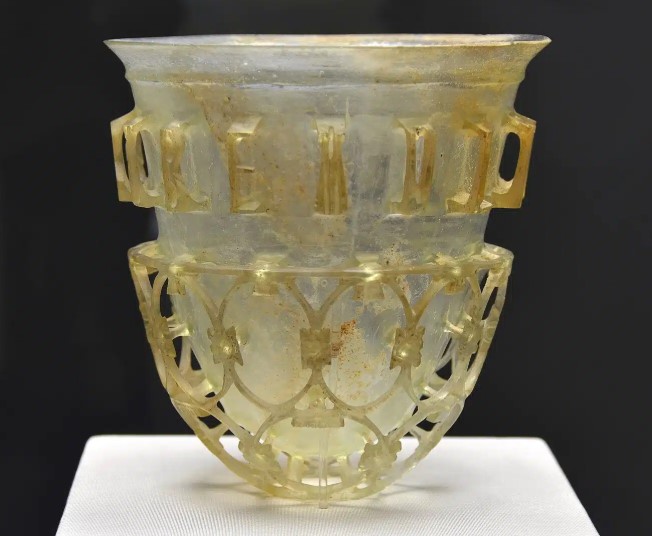 أكواب زجاجية من العصر الرومانى أكواب زجاجية من العصر الرومانى