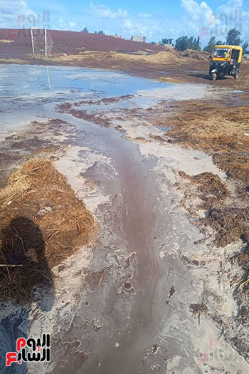 أثار مياه الأمطار في الملعب