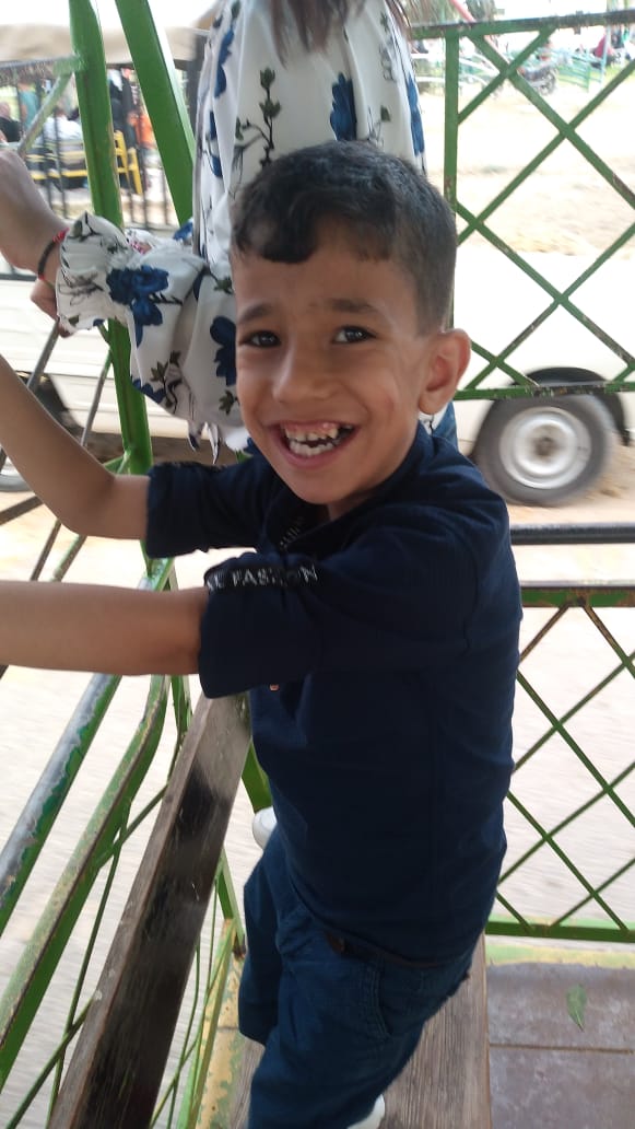 يامن أبو هلال يلعب مع أسرته