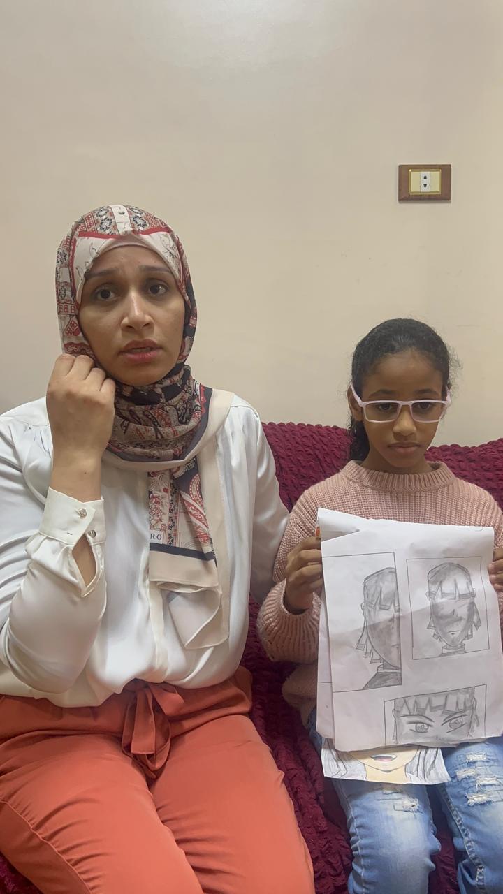 الطفلة رفقة والدتها