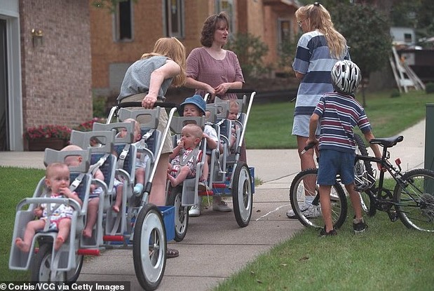 بوبى مع 7 توائم