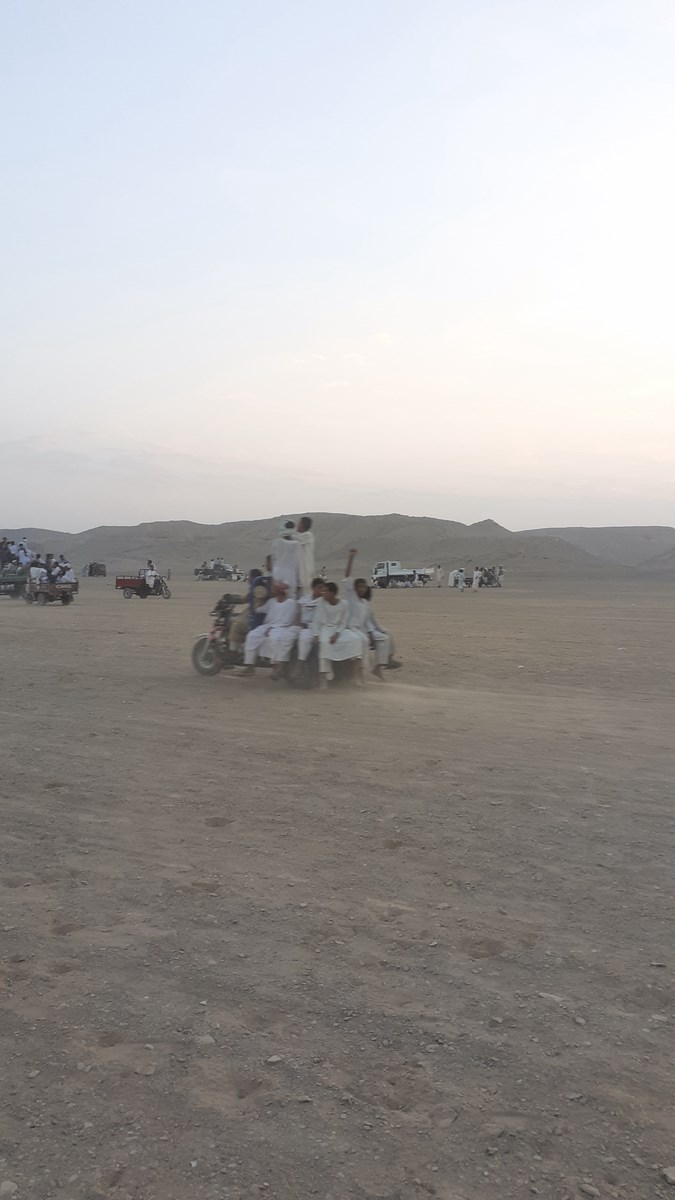 من فوق تروسيكل يتابعون المرماح