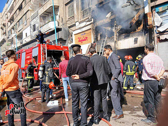 فريق-من-النيابة-يعاين-موقع-حريق-أكشاك-فى-الإسكندرية
