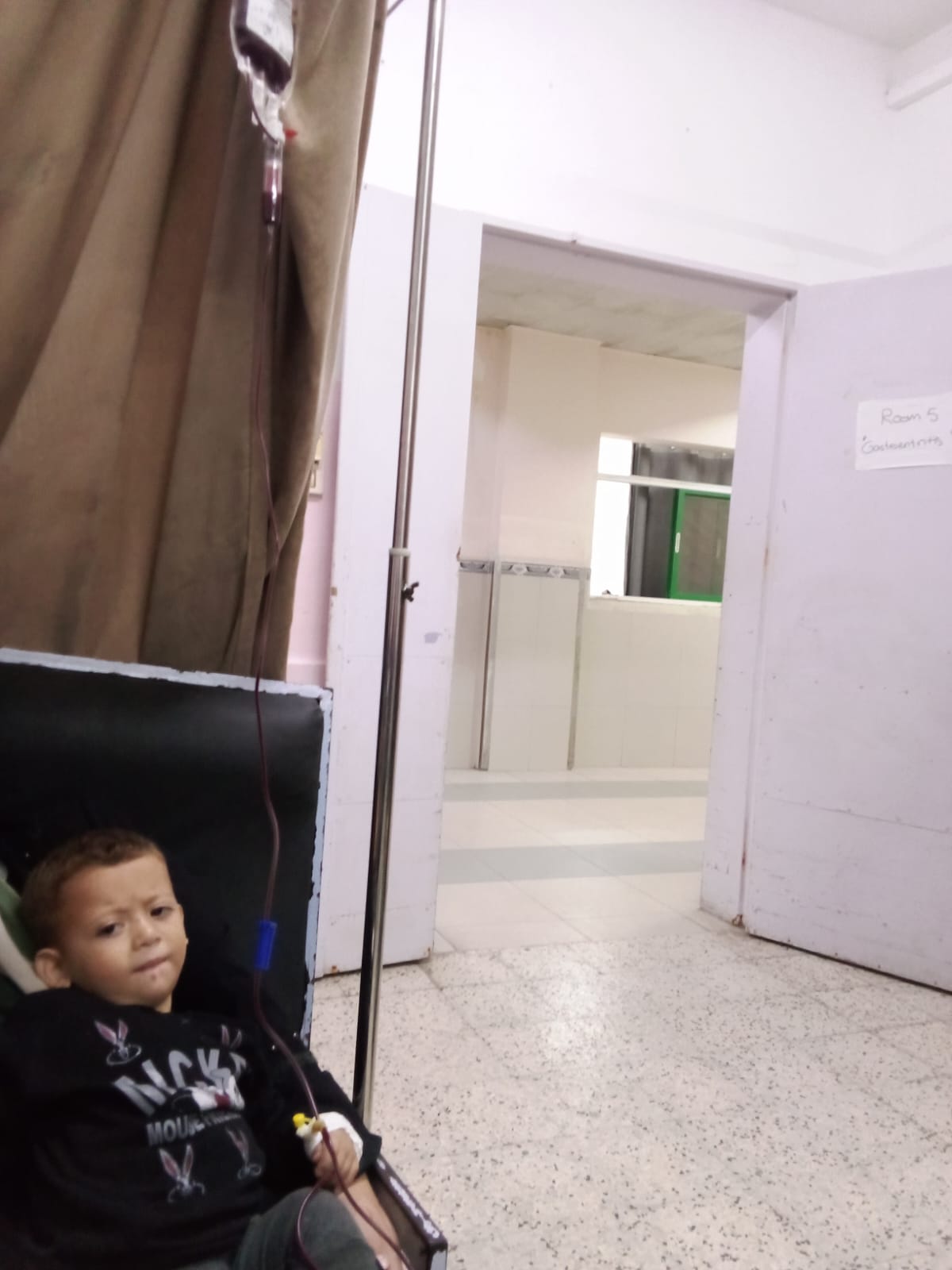 الطفل رياض الهمص داخل المستشفى الطفل رياض الهمص داخل المستشفى