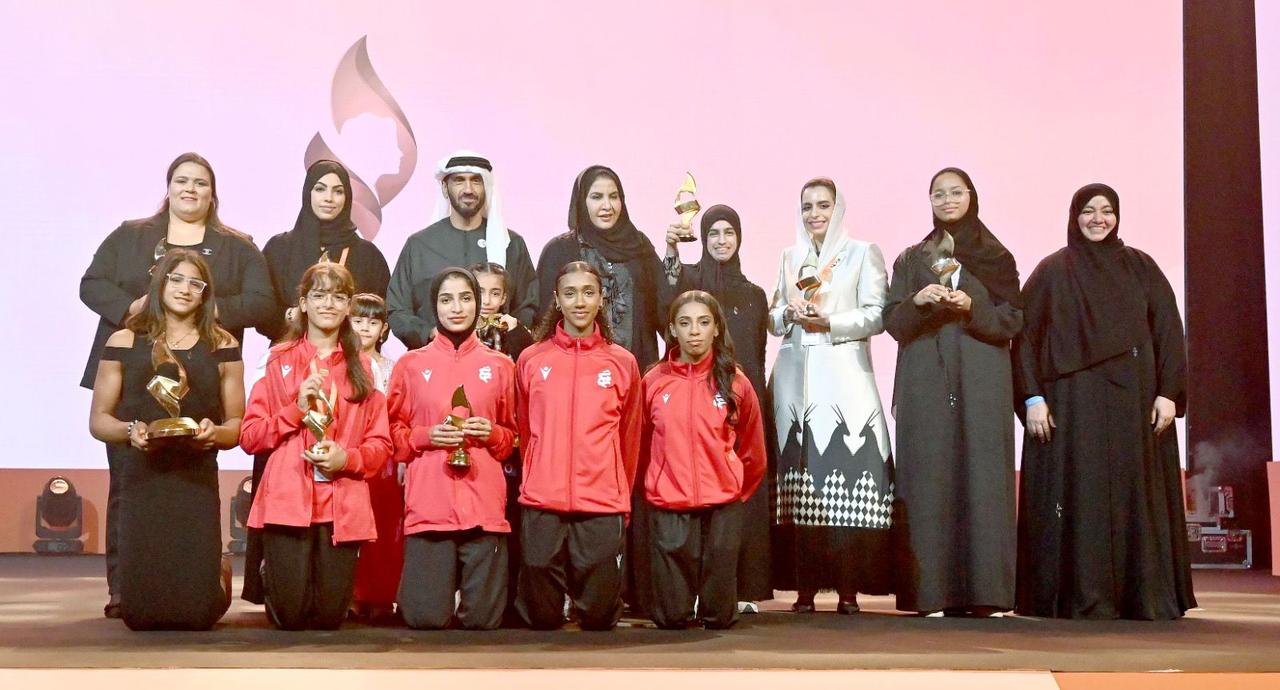 فريدة خليل مع المتوجين بالجوائز