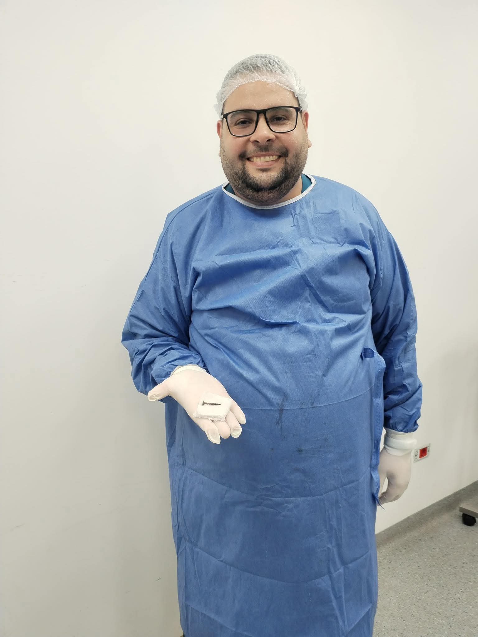 احد الاطباء والمسمار احد الاطباء والمسمار