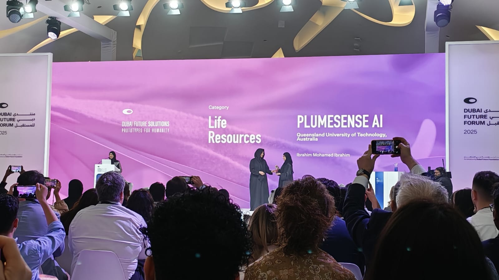 إحدى الفائزات