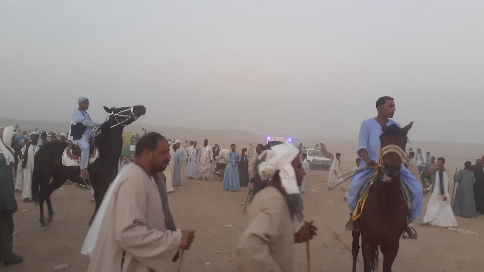 هواة الفروسية بزيهم التقليدي