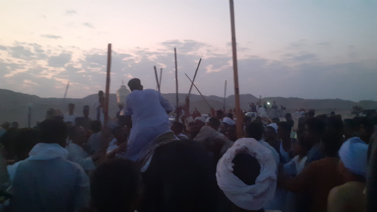 الفائز يحمل علي الأعناق