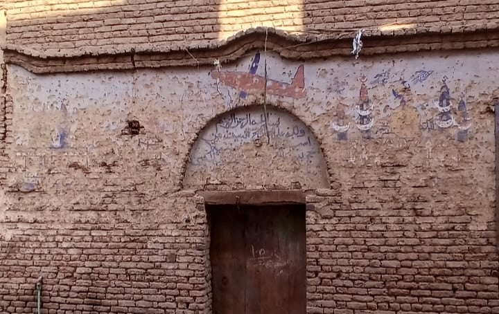رسوم على منزل قديم بقنا