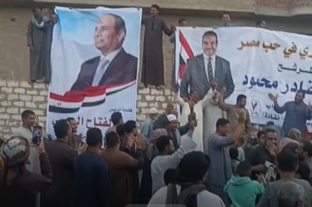 الاهالى يرفعون صورة الرئيس السيسي