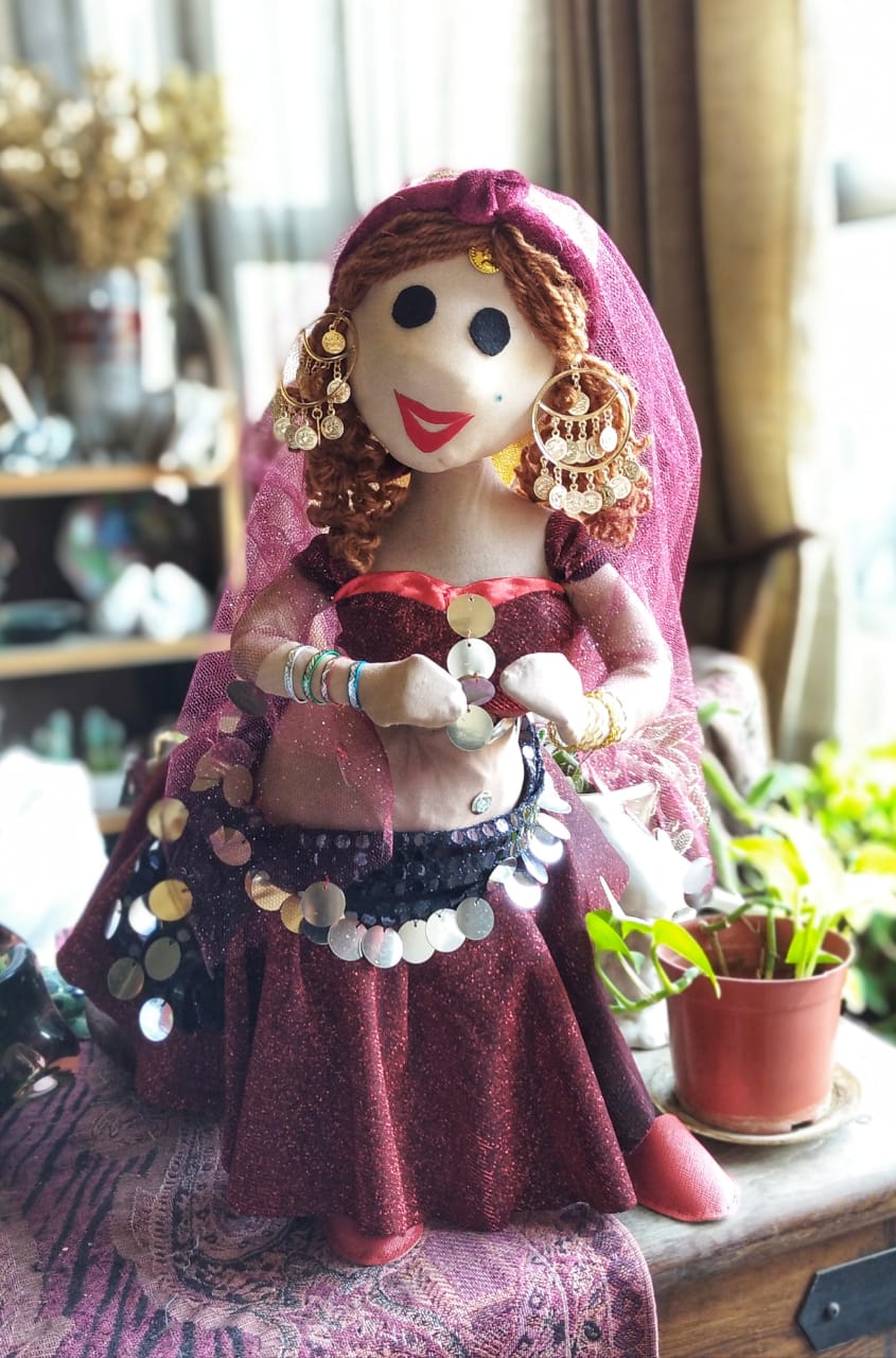 راقصة تصميم نادية حسن