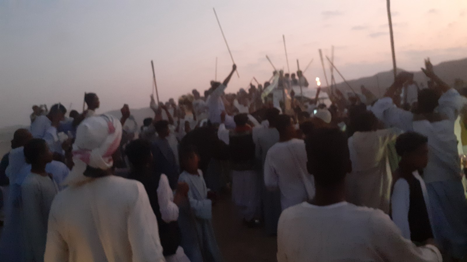 رفع العصي تعبيرا عن الفرحة