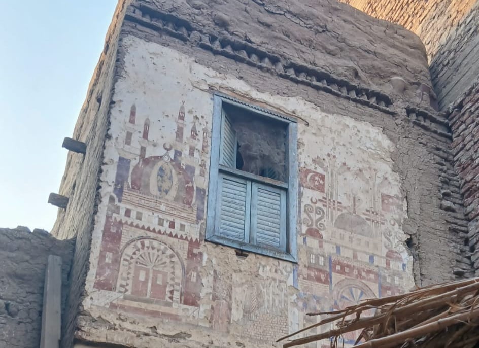 رسومات على منزل قديم بقنا