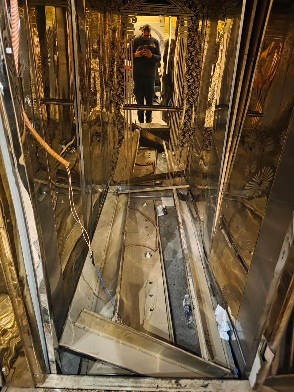 الأسانسير المحطم