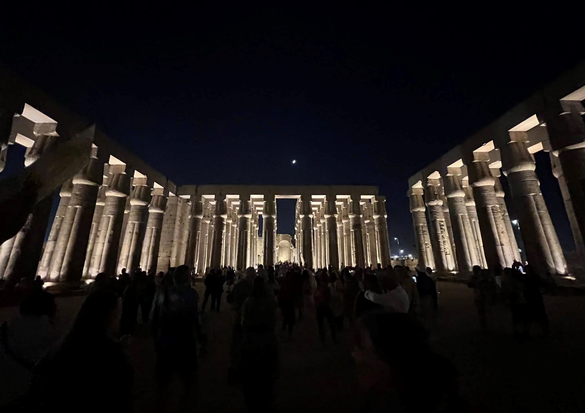 سحر وجمال الإضاءة الليلية فى معبد الأقصر سحر وجمال الإضاءة الليلية فى معبد الأقصر