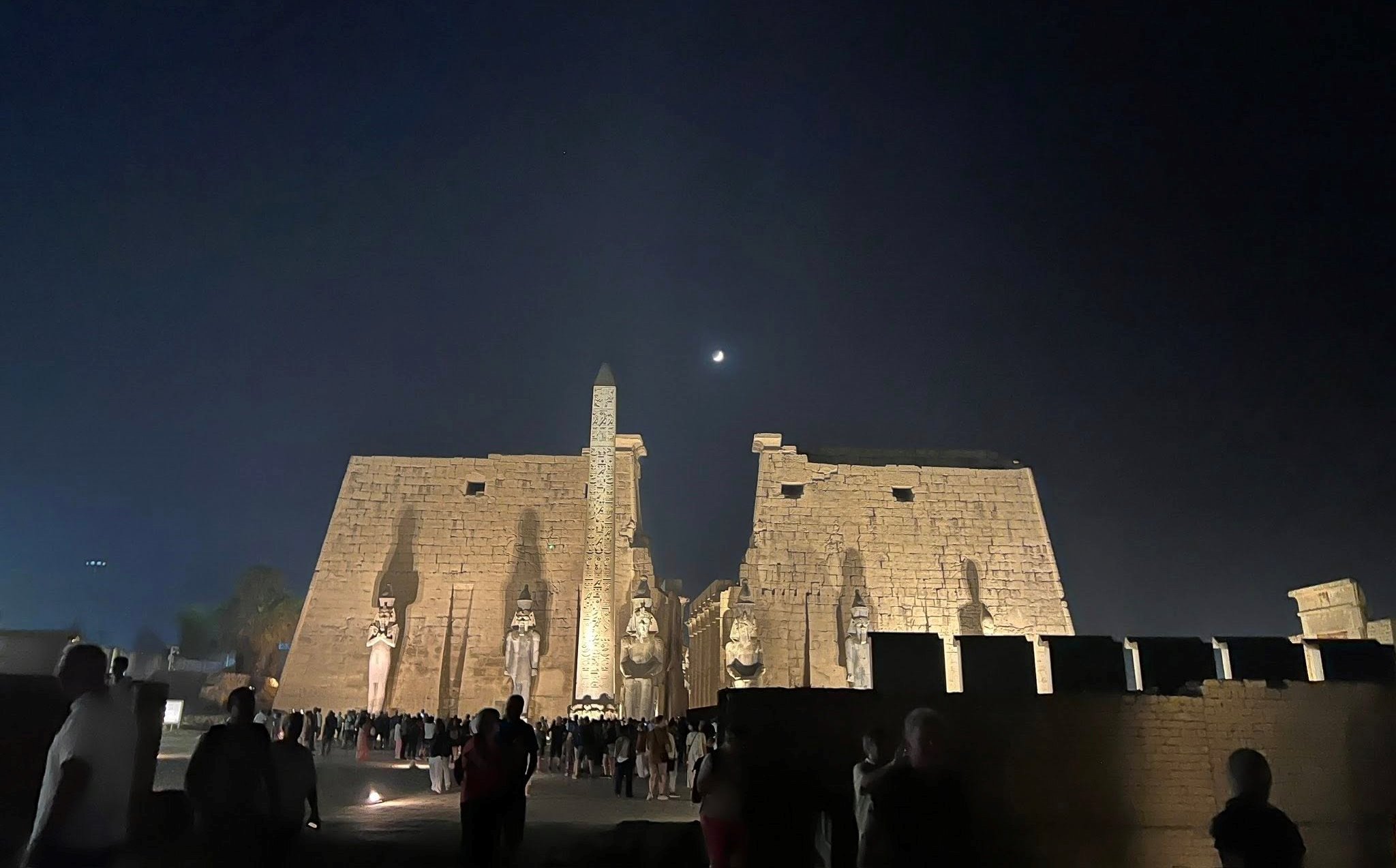 الإضاءة الليلية في معبد الأقصر تبهج قلوب السياح الأجانب الإضاءة الليلية في معبد الأقصر تبهج قلوب السياح الأجانب