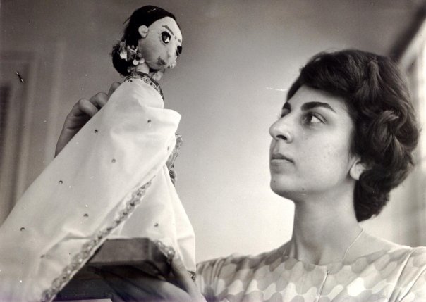 نادية حسن مع مشروع تخرجها