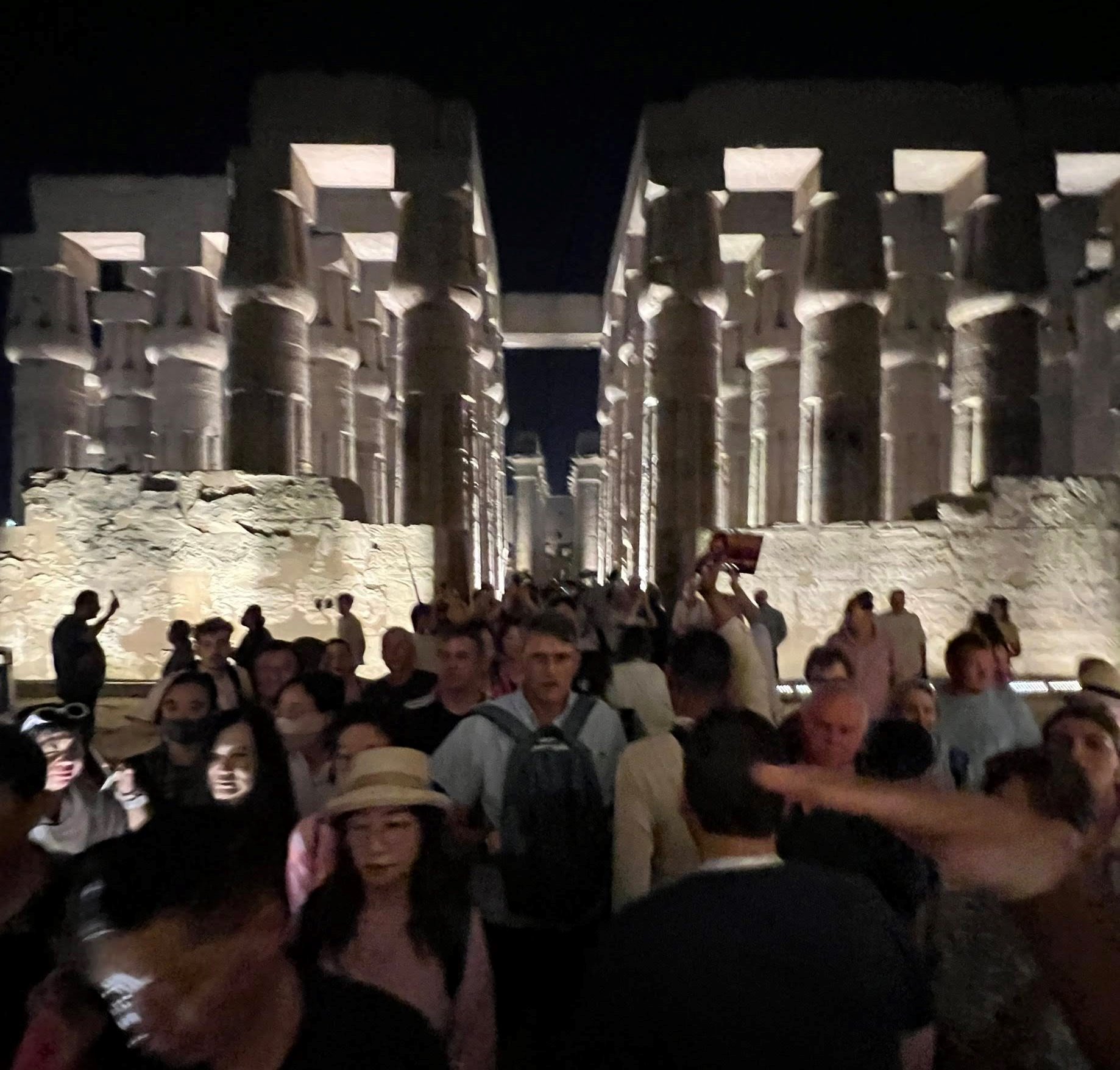 جمال الإضاءة الليلية في معبد الأقصر تبهج قلوب السياح الأجانب جمال الإضاءة الليلية في معبد الأقصر تبهج قلوب السياح الأجانب