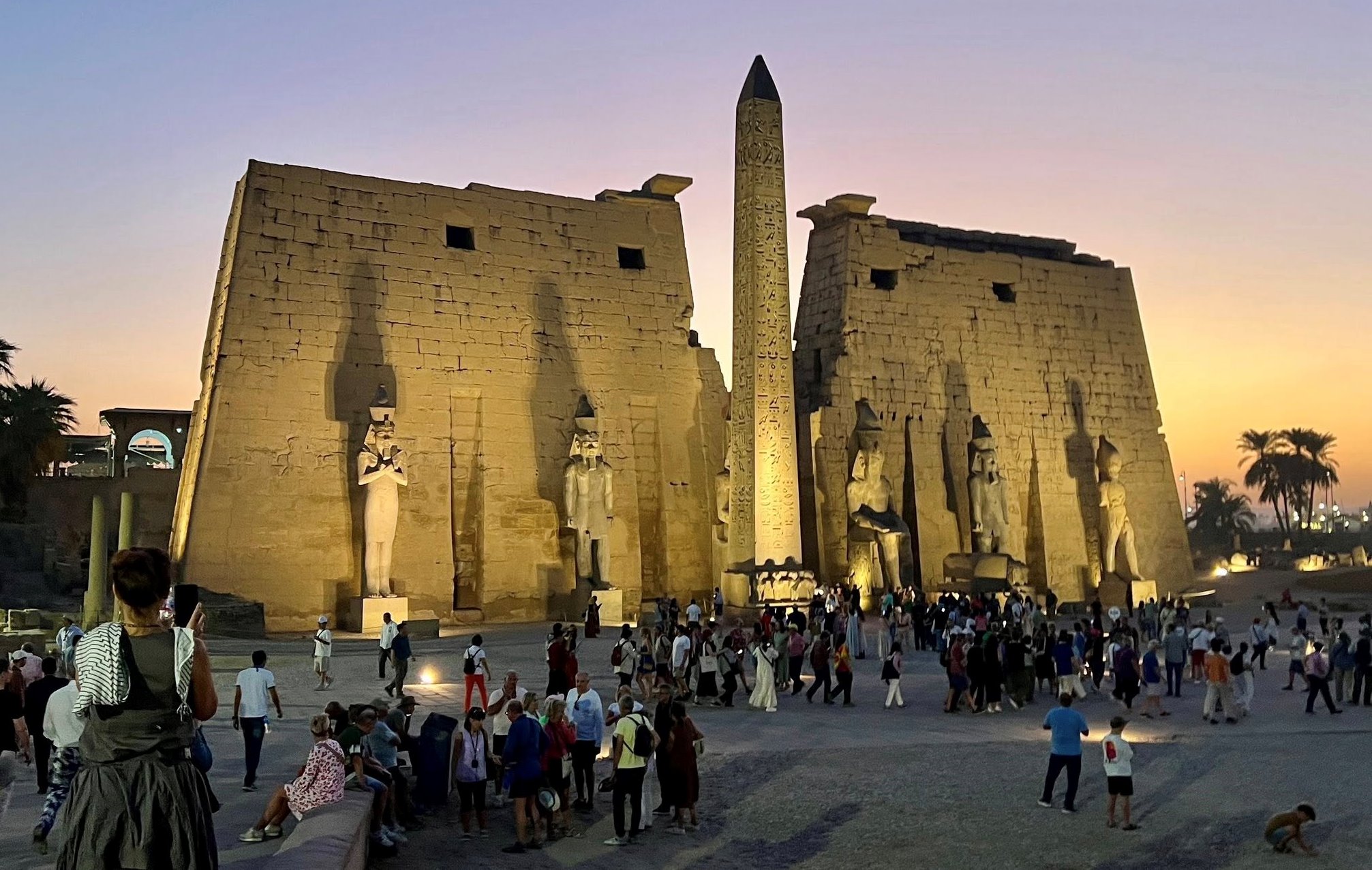 السحر والجمال للإضاءة الليلية في معبد الأقصر تبهج قلوب السياح السحر والجمال للإضاءة الليلية في معبد الأقصر تبهج قلوب السياح