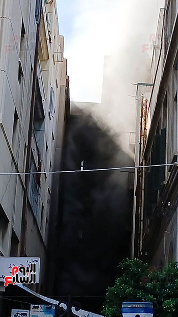 الدخان-يتصاعد-في-موقع-الحريق