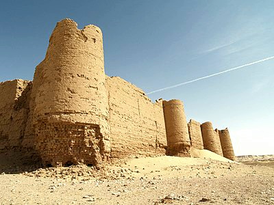 اسوار الحصون من الطوب اللبن بارتفاع شاهق