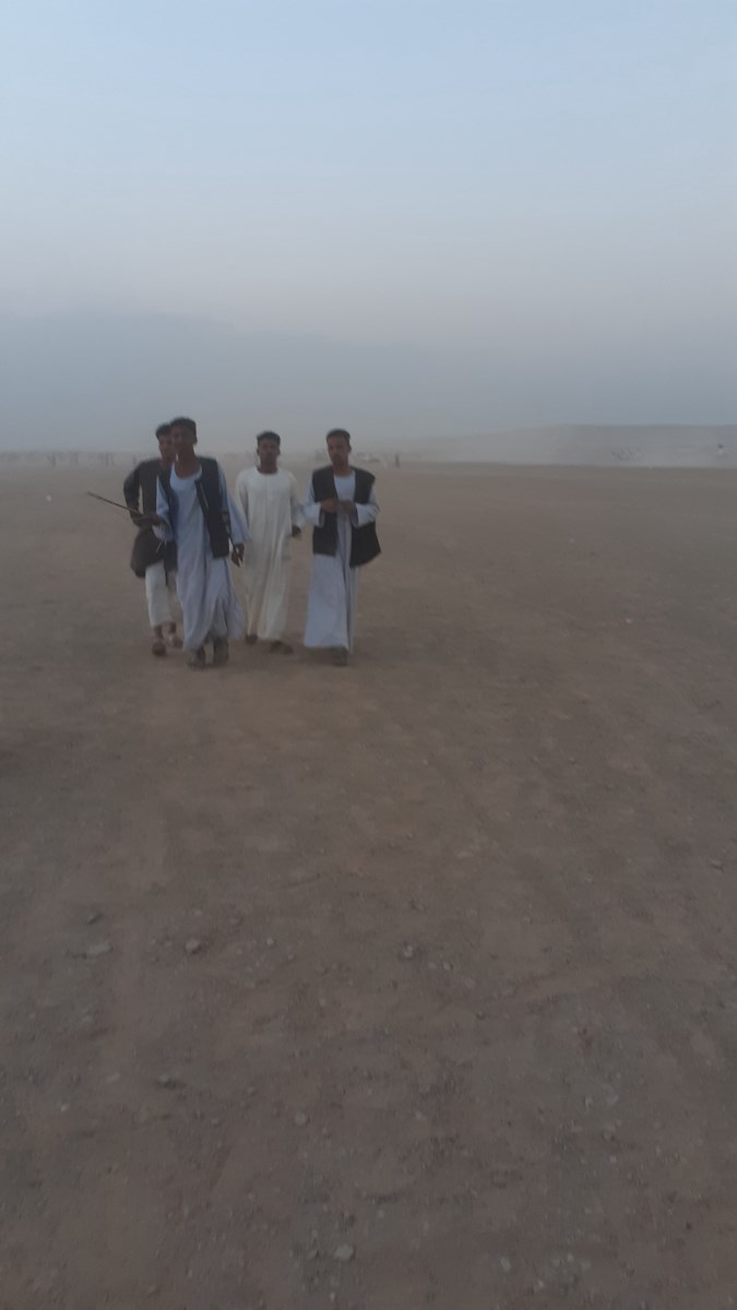 صبية بملابسهم التقليدية