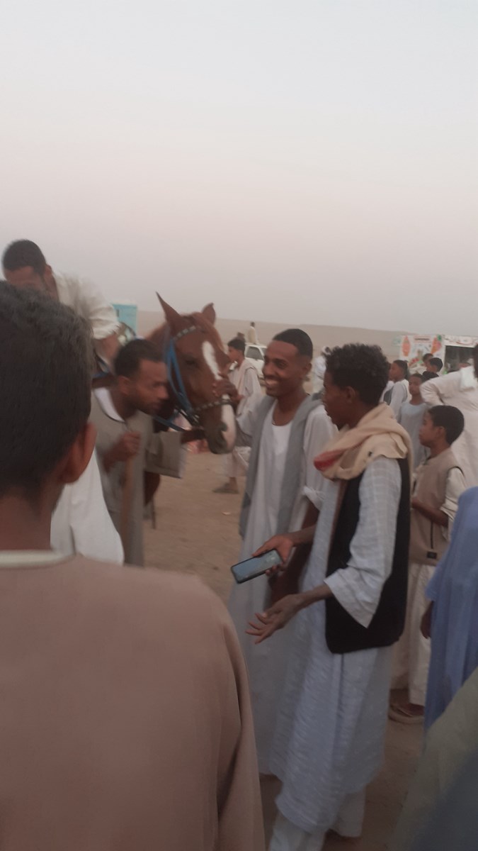 ابتسامة وتجاذب أطراف الحديث