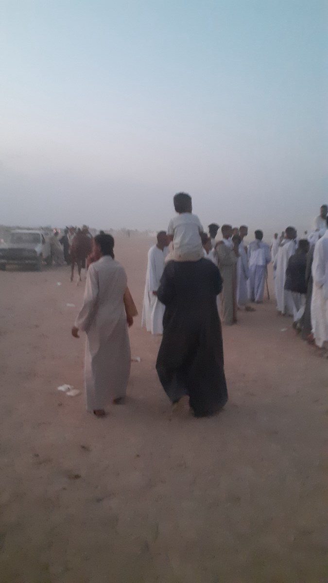 يحمل صغيره علي كتفيه ليشاهد السباق