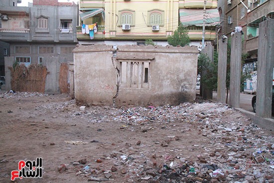 القمامة تحيط بالمقبرة