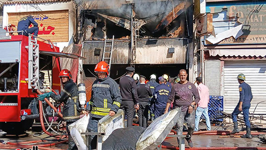 قوات-الحماية-المدنية-في-موقع-حريق-الأكشاك-بالإسكندرية