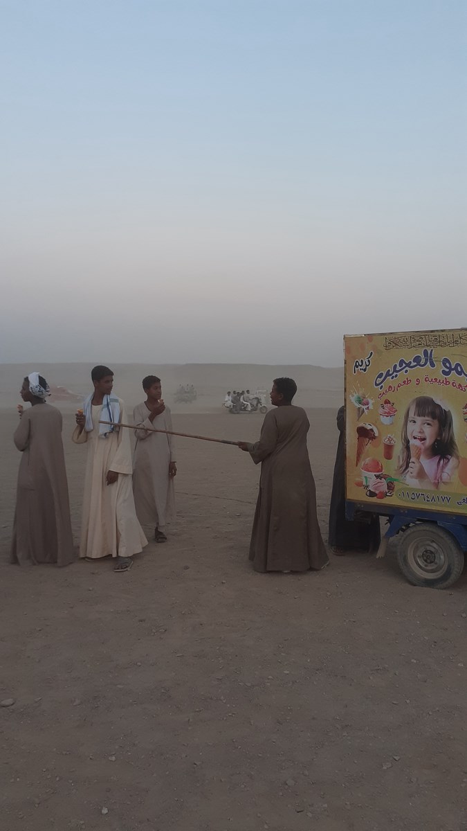 بجوار بائع المثلجات