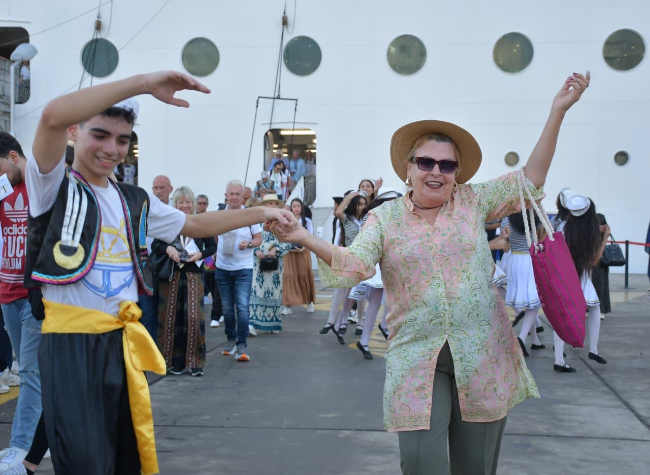 الرقص لبسائحات_1