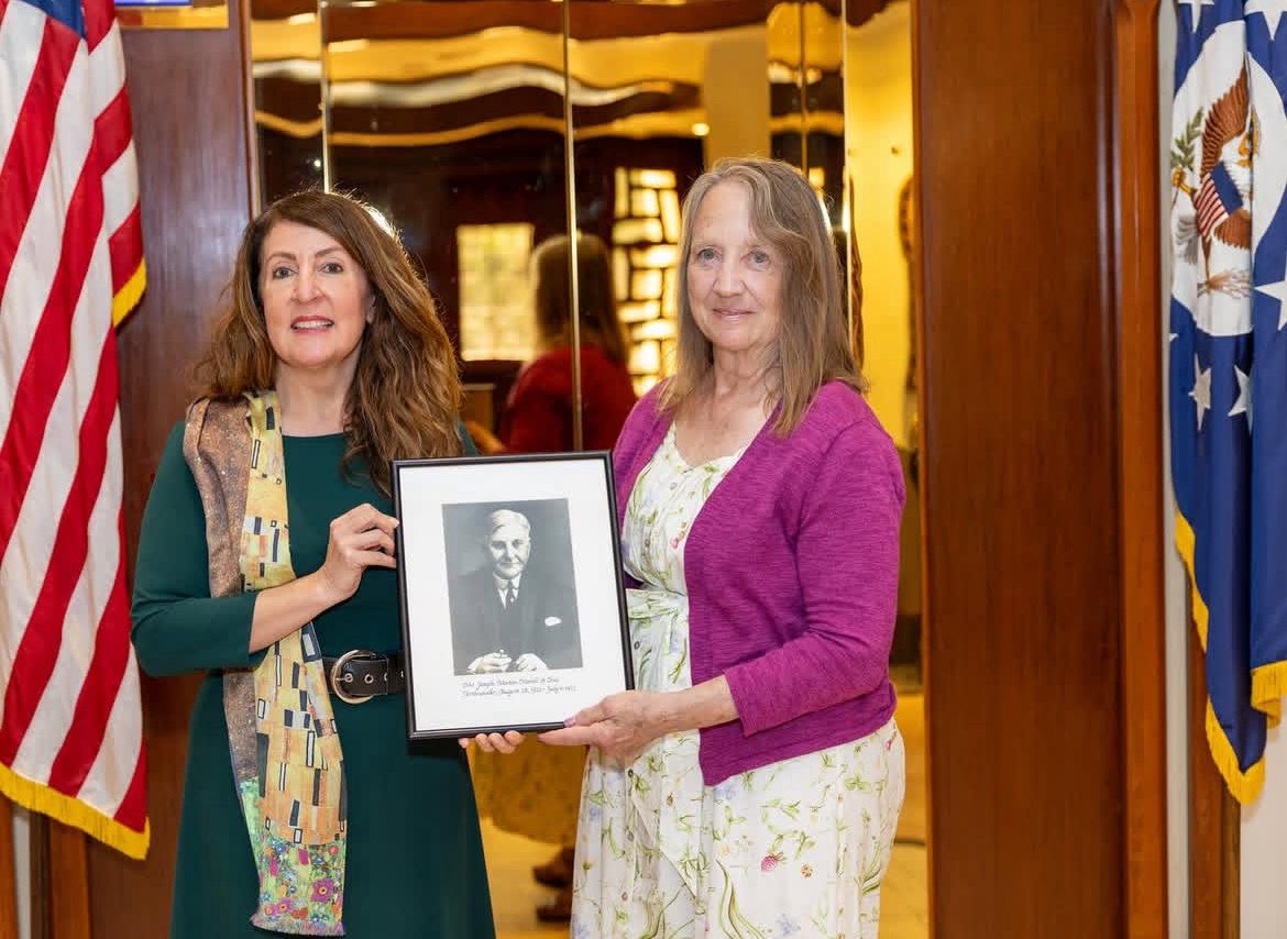 السفيرة الأمريكية مع حفيدة أول سفير لمصر