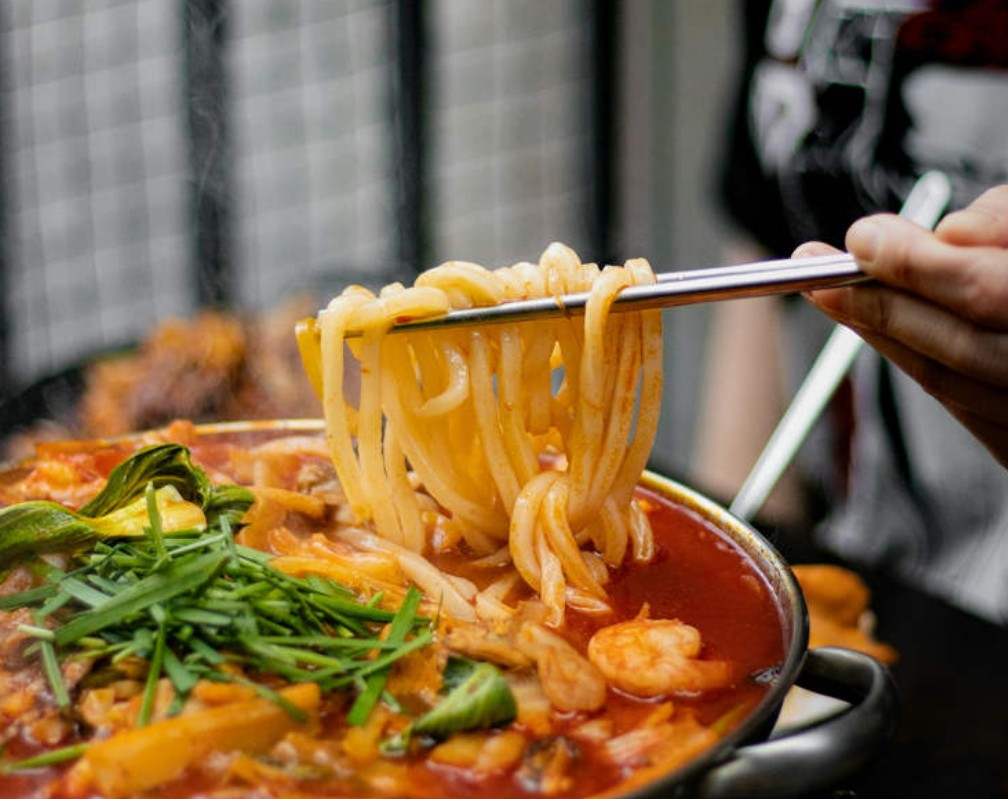 مطعم كوري يرفض الزبائن المنفردين