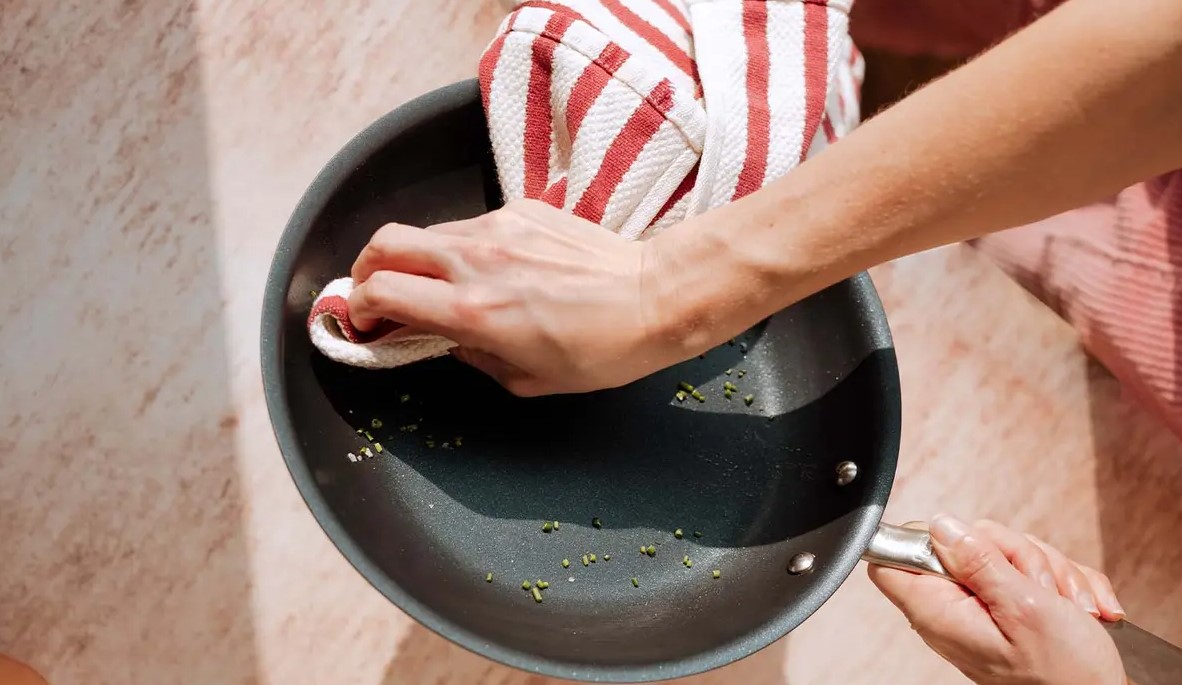 تنظيف المقلاة