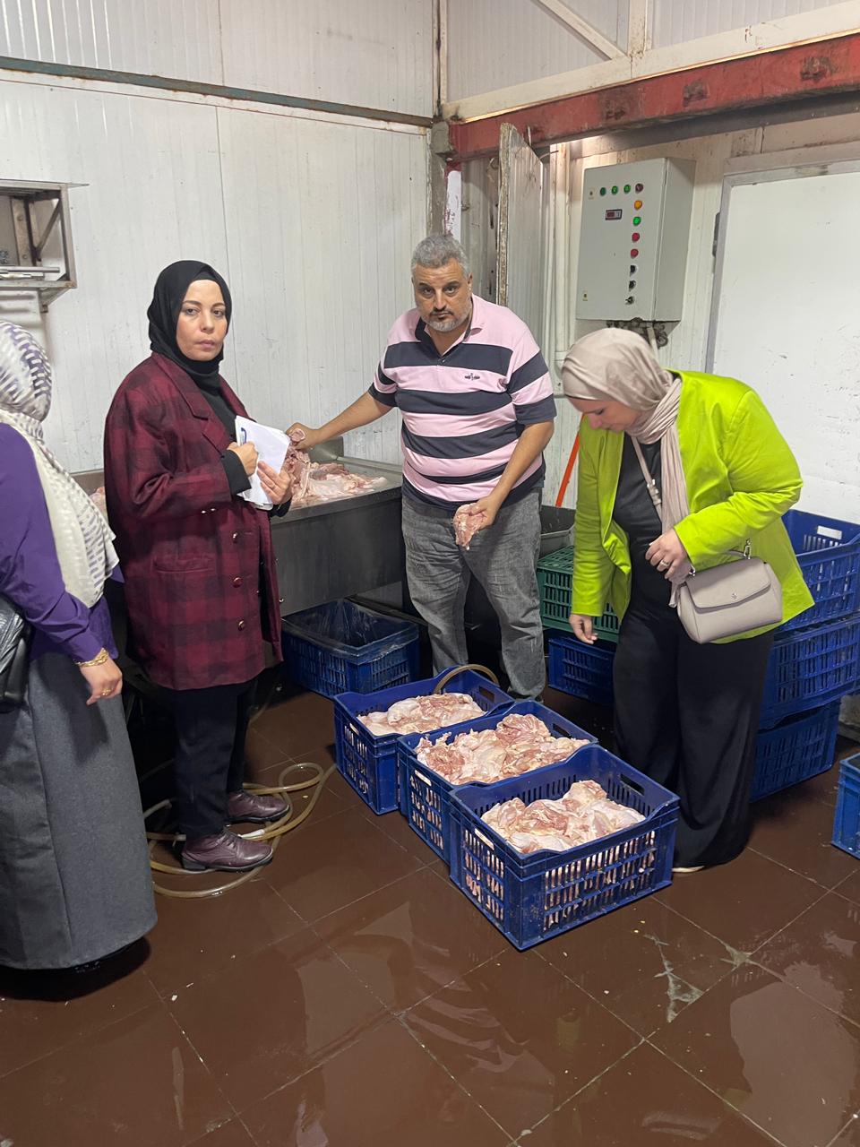 ضبط 5.4 طن دجاج وشاورما غير صالحة للاستهلاك ضبط 5.4 طن دجاج وشاورما غير صالحة للاستهلاك