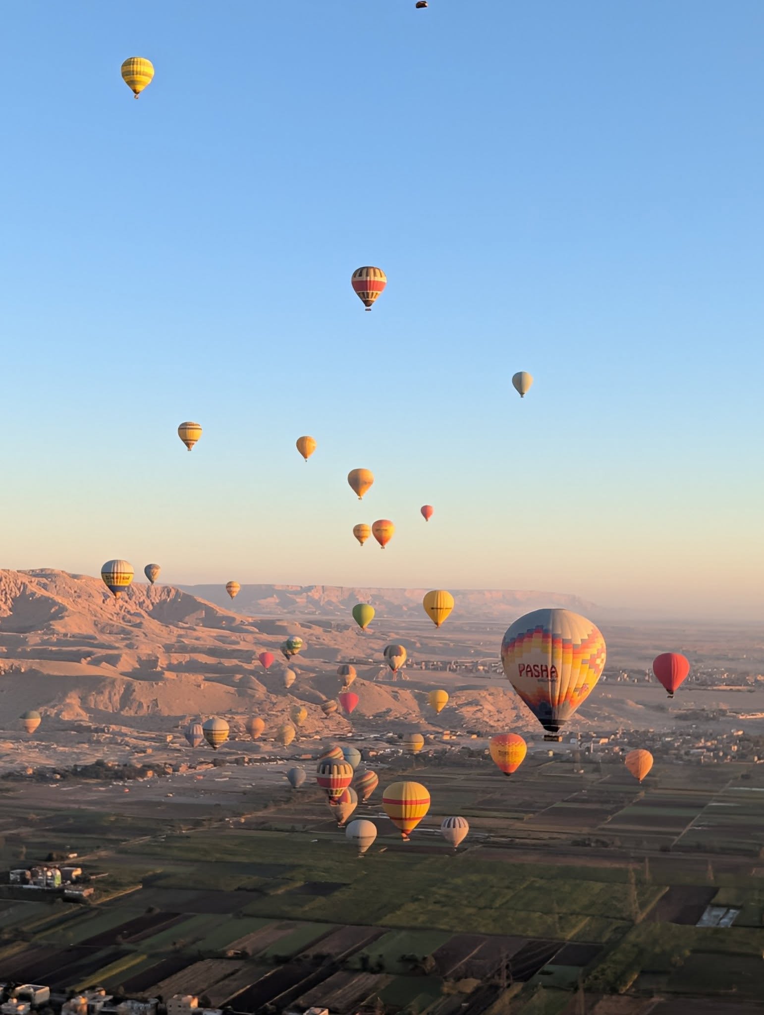 جانب من التحليق المميز لرحلات البالون الطائر فى السماء