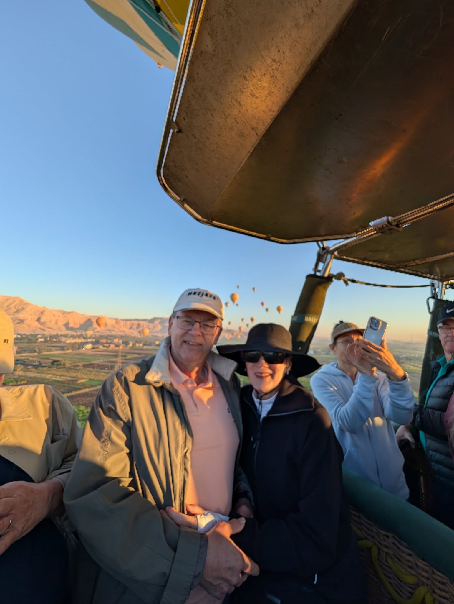 سعادة السائحين على متن رحلات البالون الطائر
