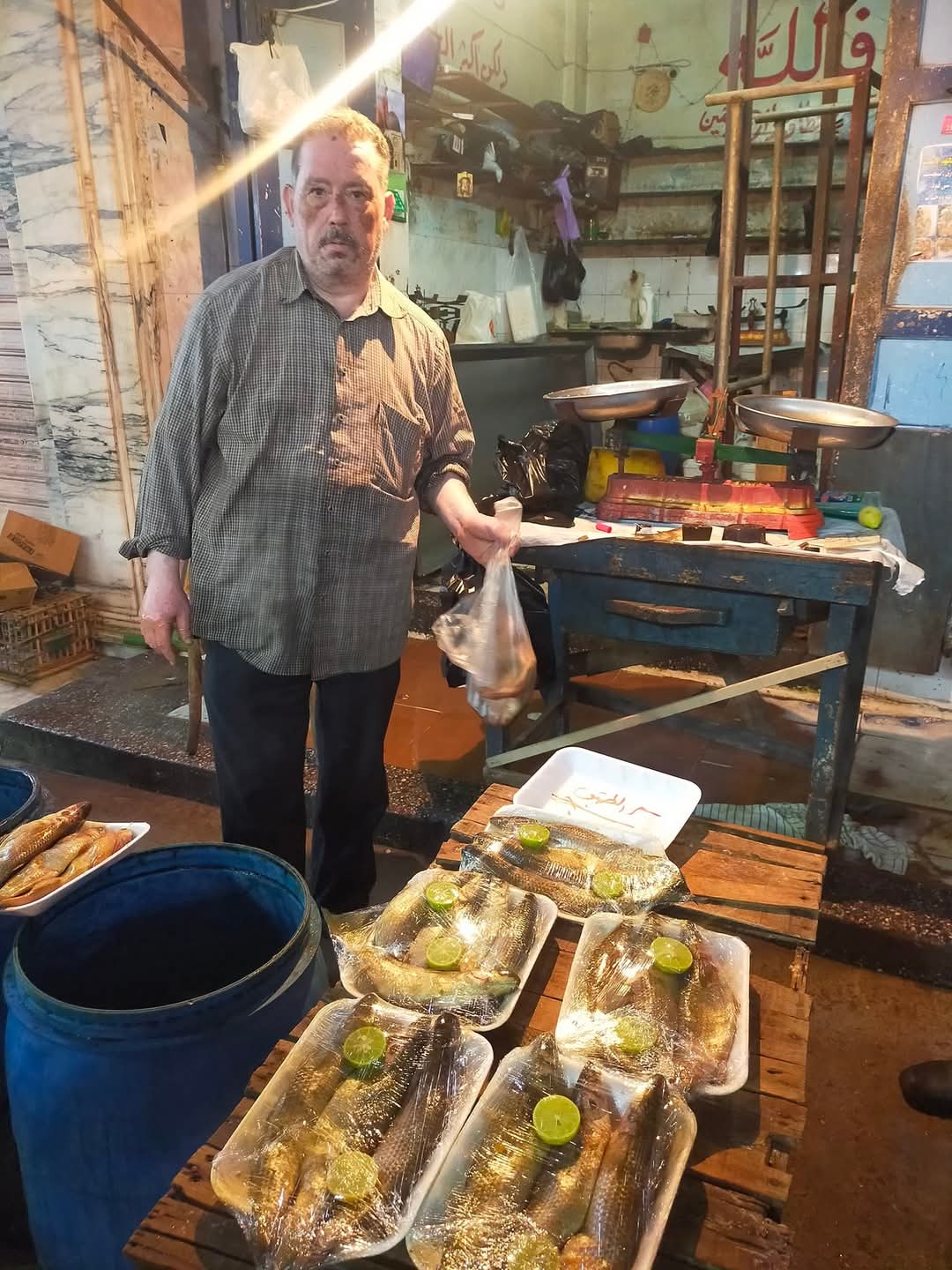 الإقبال على شراء  الفسيخ والرنجة