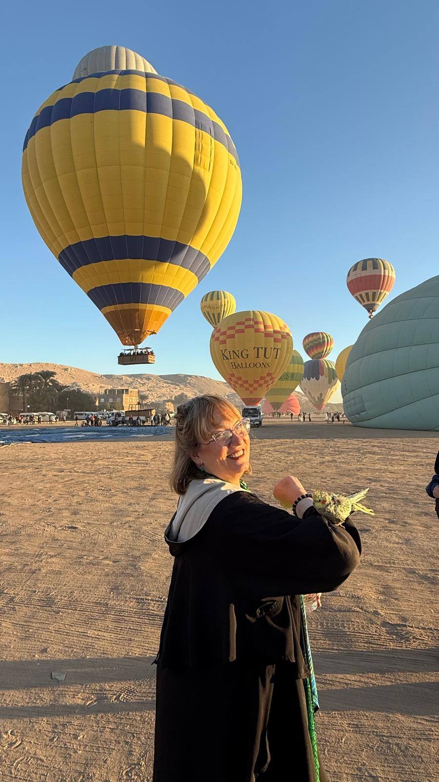 استمتاع أجنبية فى أرض مطار البالون الطائر