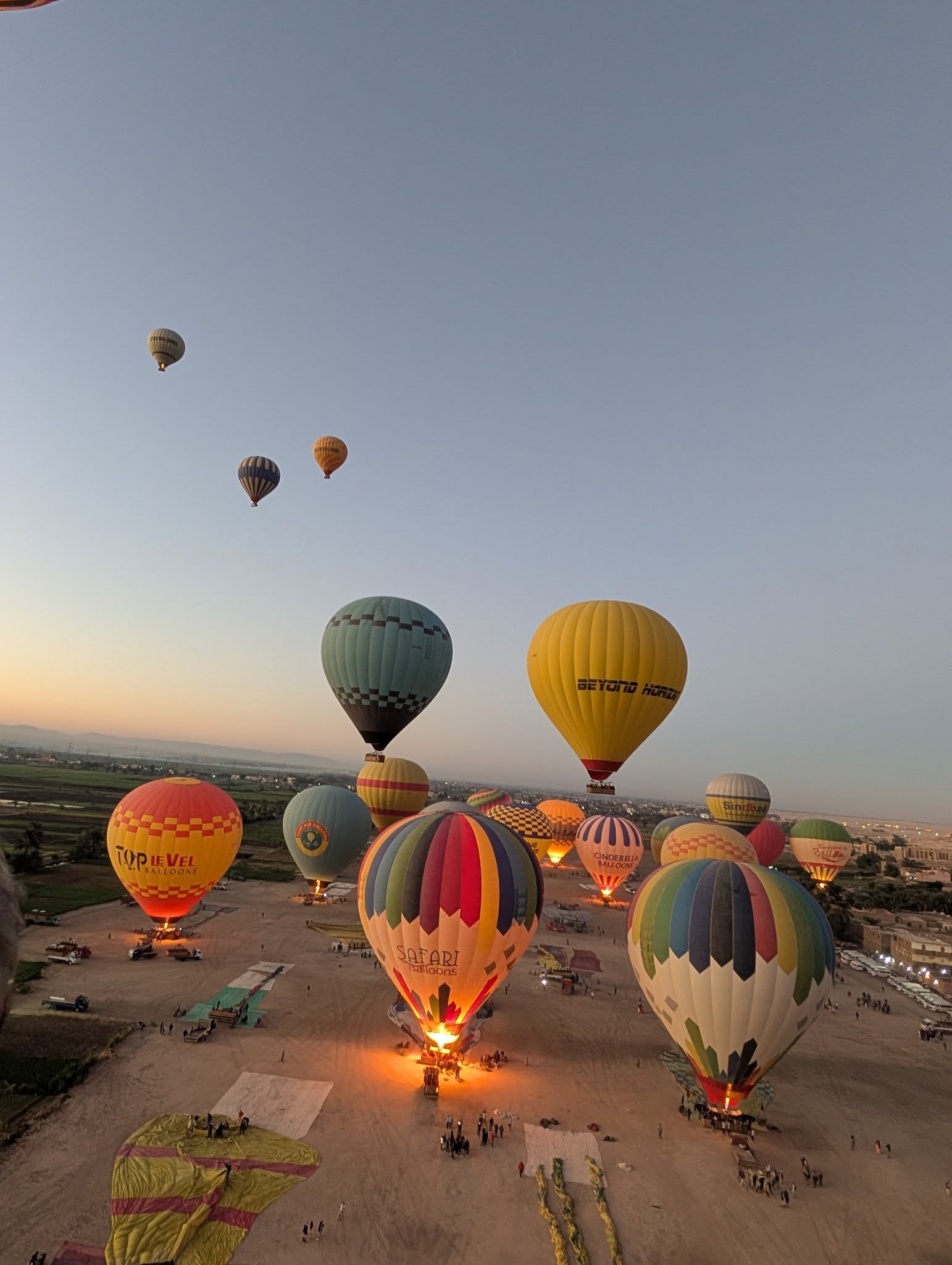 بهجة ومتعة في سماء غرب الأقصر في قلوب 1200 سائح