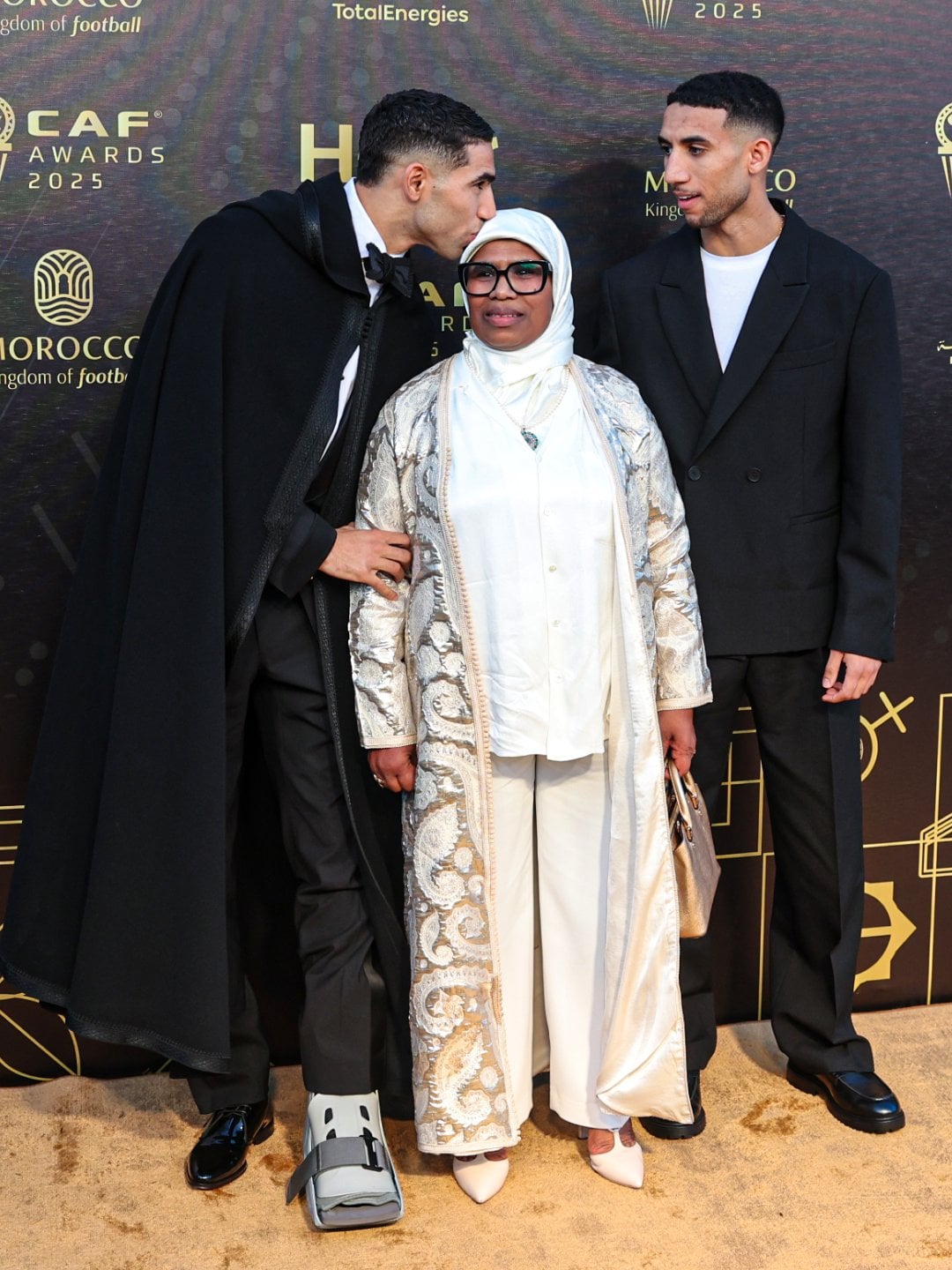 اشرف حكيمي مع اسرته في حفل الكاف