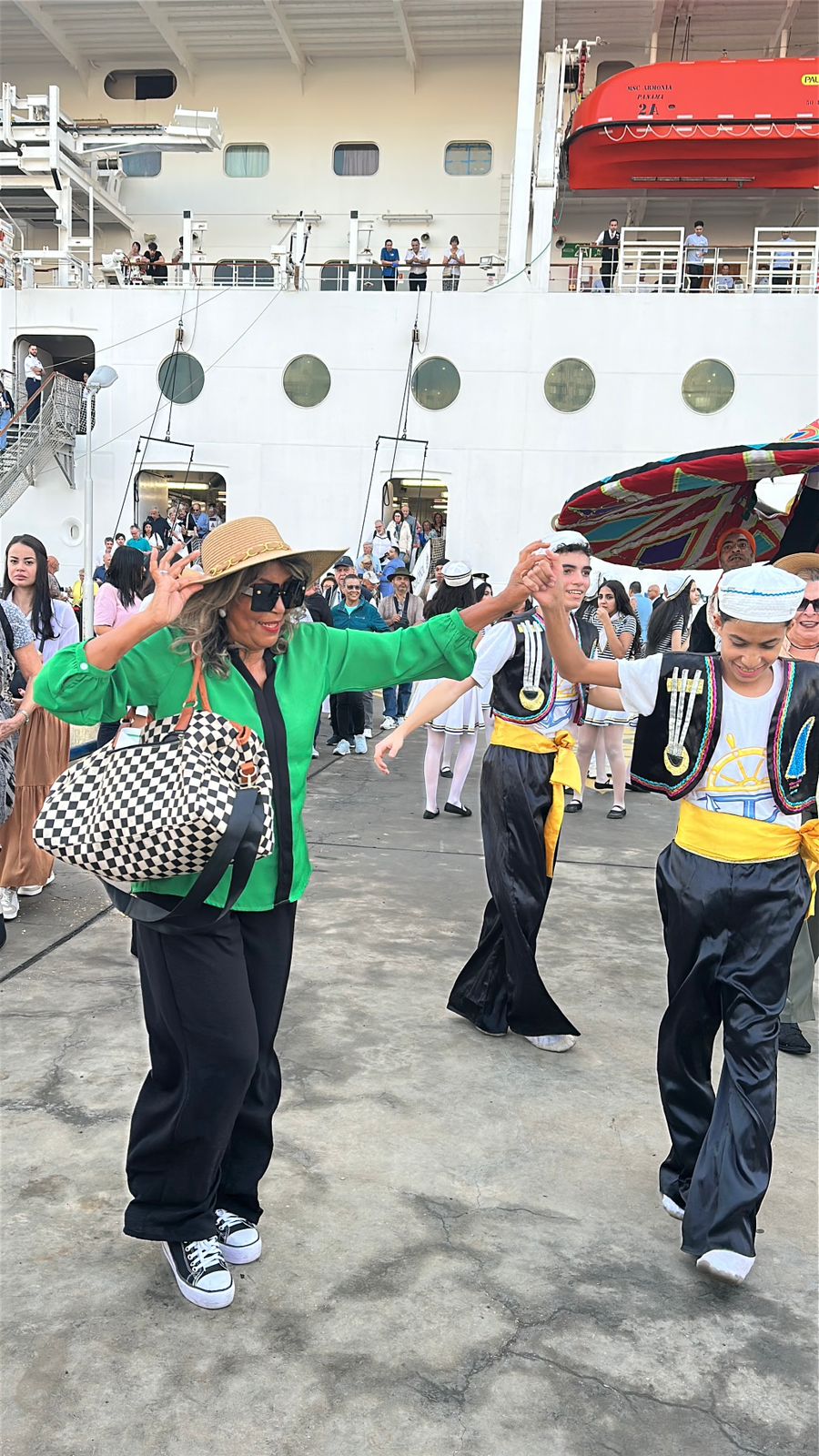 رقص احدى السائحات رقص احدى السائحات