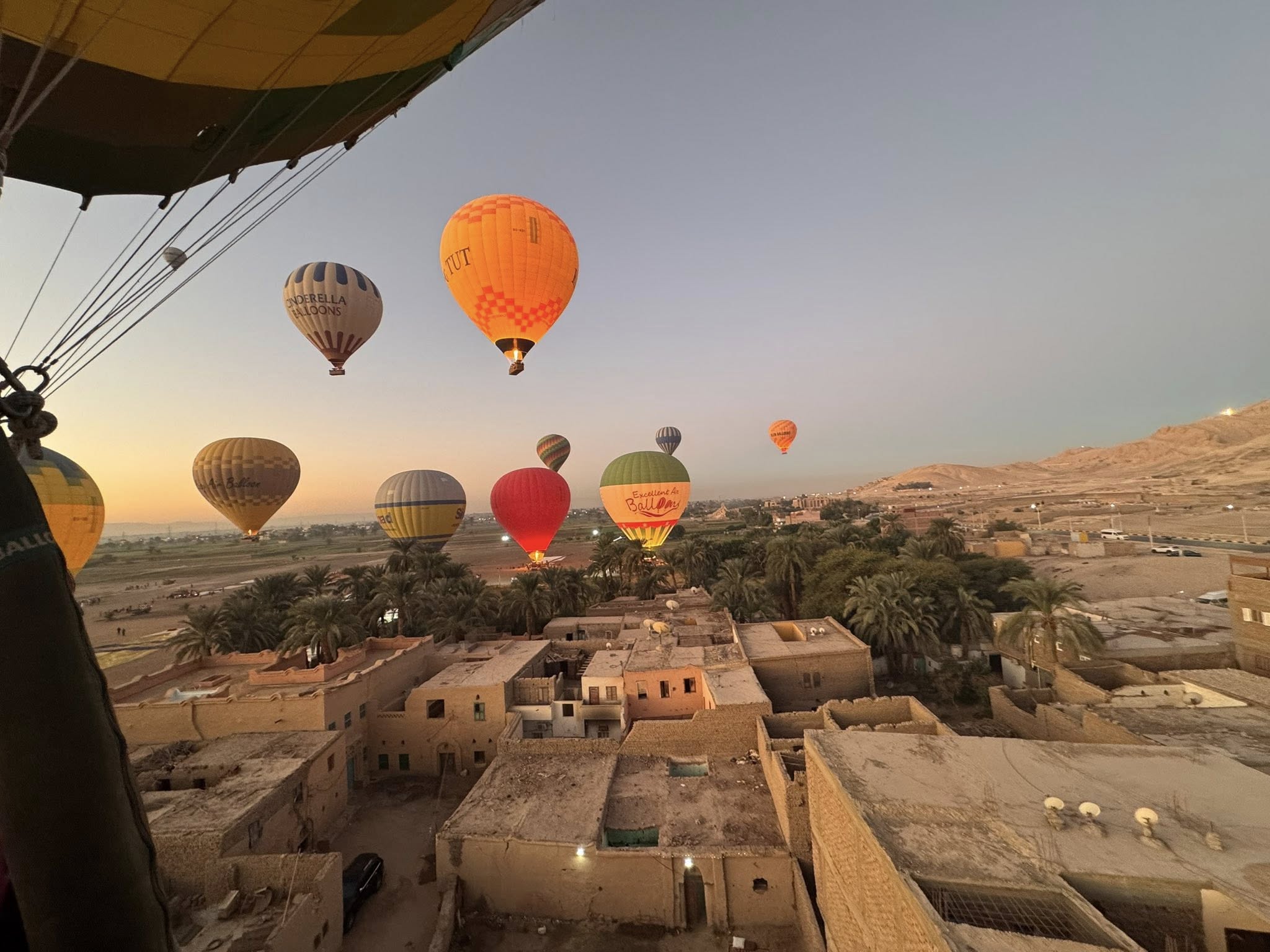 سحر ومتعة تحليق رحلات البالون الطائر بالبر الغربى